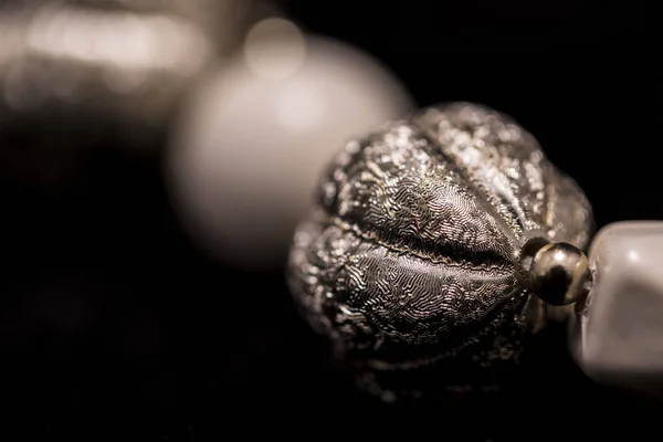 Una Parte Collar Cuentas Blancas Con Elementos Oro Plata —  Fotos de Stock