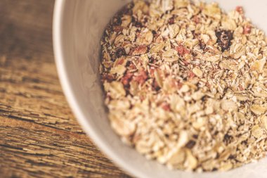 Ahşap üzerine beyaz bir kase mısır gevreği