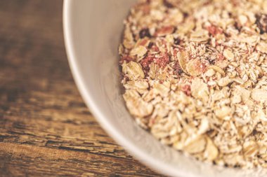 Ahşap üzerine beyaz bir kase mısır gevreği