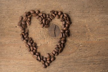 Kahve çekirdekleri yapılmış bir kalp
