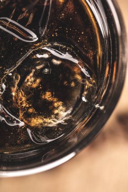 Karanlık bir içecek bir bardak buz ile