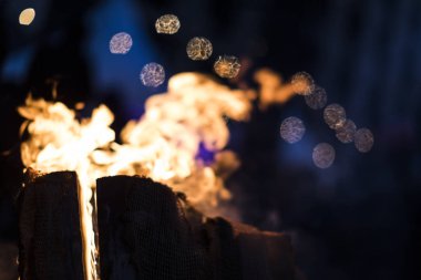 Yemek yapmak için ateş alevleri.