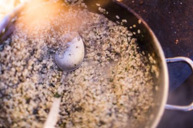 Büyük bir tencerede ateşe püresi.