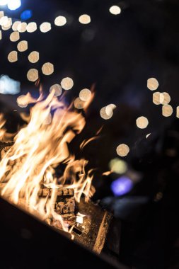 Yemek yapmak için ateş alevleri.