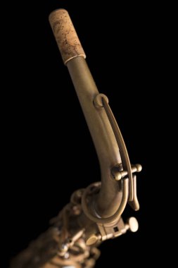 Mat bitirmek saksafon boyun, boru hattı siyah arka plan üzerine