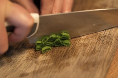 Bir kesme tahtası üzerinde kesilmiş soğan