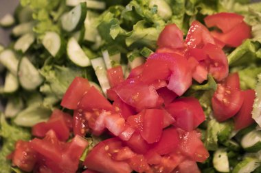 Salatalık, domates ve salata yaprakları