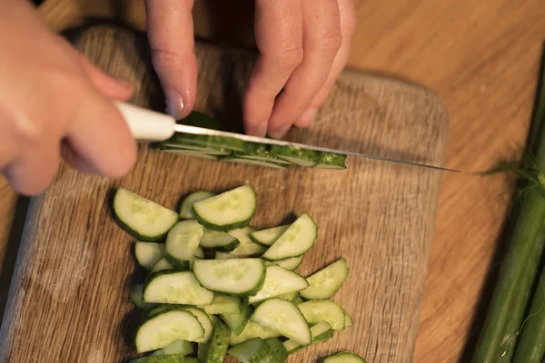 Alguien Cortando Pepino Una Tabla Cortar — Foto de Stock