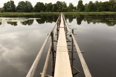 Bir nehir üzerinde dar bir ahşap yol