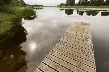 Göl kenarında küçük bir rıhtım
