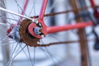 Pembe bisikletle paslı bir zincir