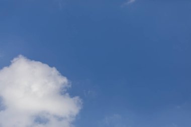 Mavi bir gökyüzü güzel beyaz bulutlar ile