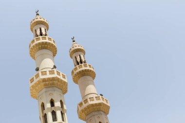 Mavi bir gökyüzü üzerinde bir caminin iki kule