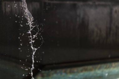 Güneşli bir günde su sıçramasına