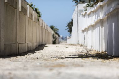 Dubai iki beton duvarlar arasında dar bir sokak