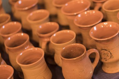 Bir sürü kil bira bardağı