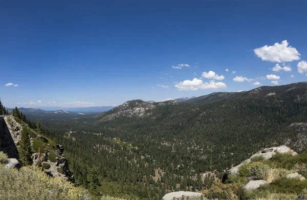 Pohled Jižního Jezera Tahoe Údolí Stromy Modrou Oblohou Bílými Mraky — Stock fotografie