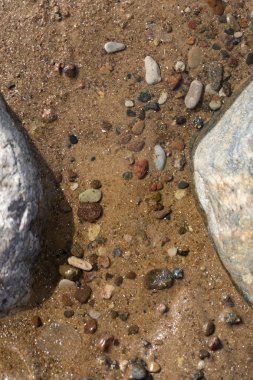 Ortasında küçük taşlar olan iki büyük kaya.