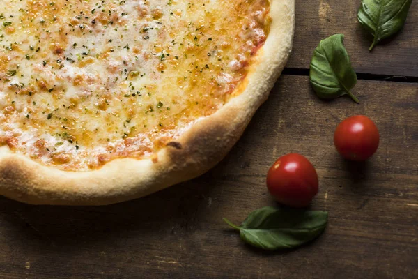 Una Parte Una Pizza Margherita Con Foglie Basilico Pomodori Una — Foto Stock