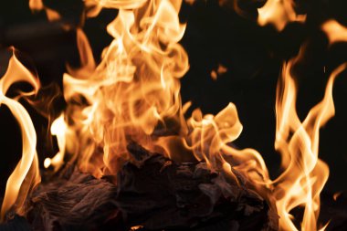 Duman ile alevler içinde yanan odun