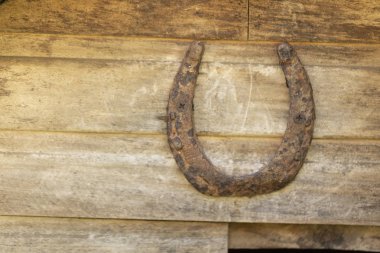 Ahşap duvarda asılı paslı bir at nalı