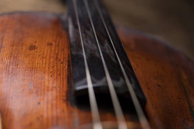 Bir keman ya da bir Viyola ahşap arka plan üzerinde bir parçası