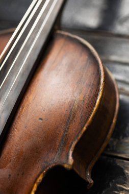 Bir keman ya da bir Viyola ahşap arka plan üzerinde bir parçası