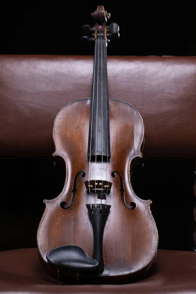 Violino Uma Viola Descansando Uma Cadeira Vintage — Fotografia de Stock