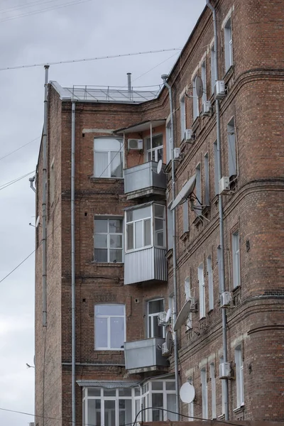 Çok kötü durumda bir apartman dairesi.