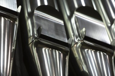 Parlak büyük metal organ borular