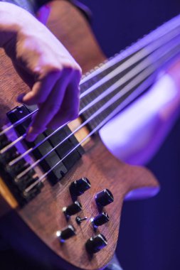 Bir elektrik Bankası oynarken temel bir gitarist