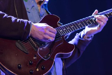 Bir konser sahne üzerinde arka planda bir klarnet ile bir tenor saksafon