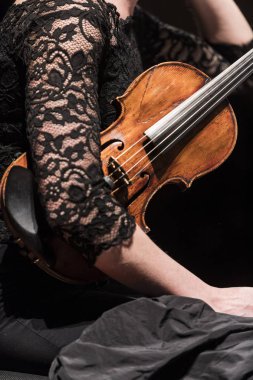 Bir keman tutan bir kişi
