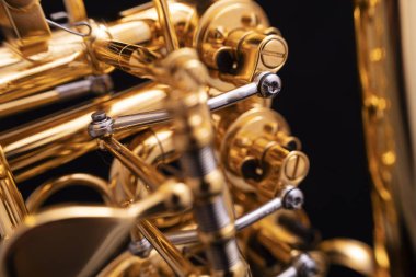 Siyah bir zemin üzerine altın kaplama döner trompet bir parçası