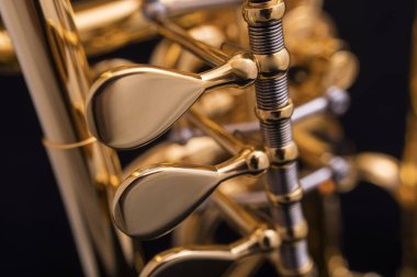 Siyah bir zemin üzerine altın kaplama döner trompet bir parçası