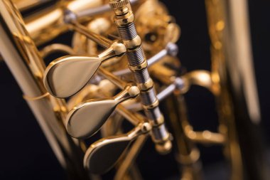 Siyah bir zemin üzerine altın kaplama döner trompet bir parçası