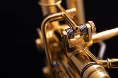 Siyah bir zemin üzerine altın kaplama döner trompet bir parçası