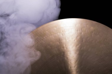 Duman siyah bir zemin üzerine pirinç zil