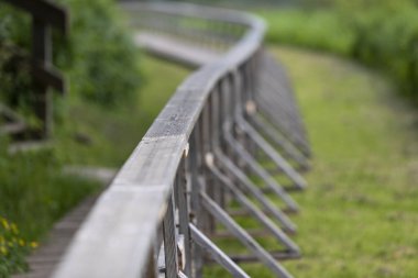 Ahşap bir yol raylar