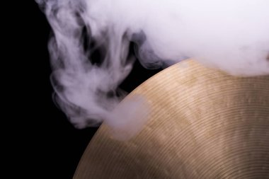 Duman siyah bir zemin üzerine pirinç zil