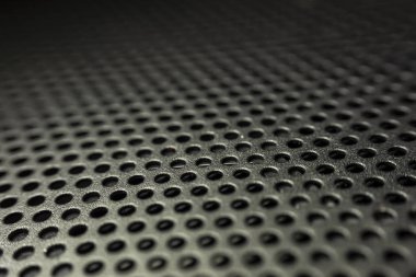 Küçük delikli metal bir plaka