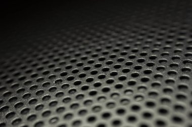 Küçük delikli metal bir plaka
