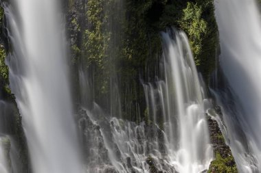 Güneşli Kaliforniya'da Burney Falls