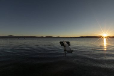 Lake Almanor, Kaliforniya bir iskelede gündoğumu sırasında