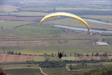 Tokaj üzerinde bir paraşüt ile bir kişi