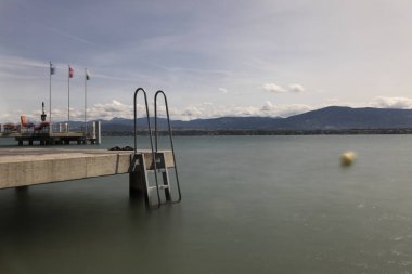 Arkadaki Dağları ile İsviçre bir dock cihazının uzun pozlama