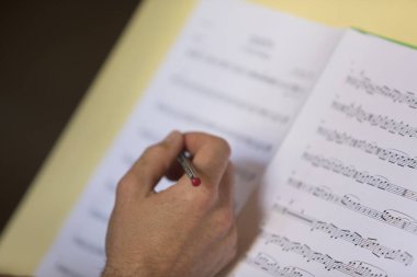 Bir kalem ile müzik değişiklik yapmadan bir kişi