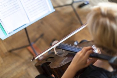 Bir Çello çalan bir kişi