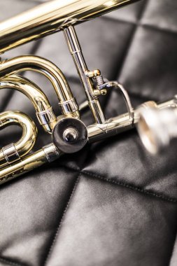 Yumuşak bir yüzeye dinlenme bir trombon