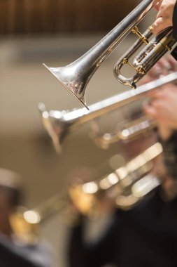 Gümüş kaplama trompet bir konser sırasında oynayanlar